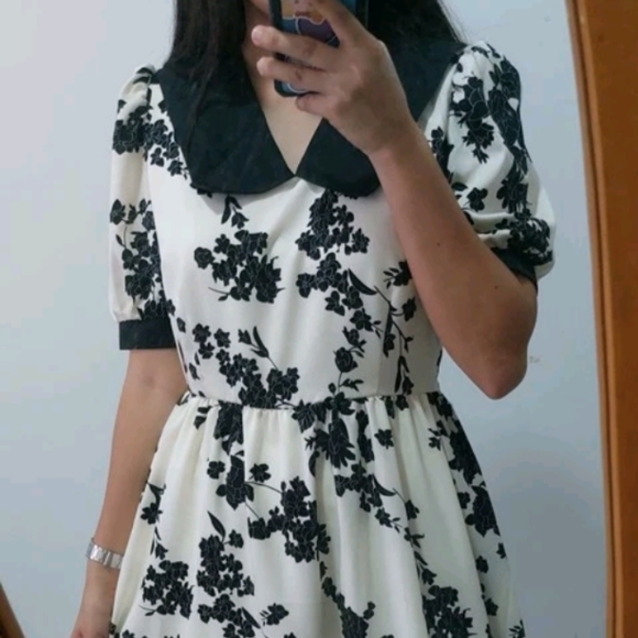 Gorgeous Dazy floral cream and black collar dress size large worn twice. - Picture 3 of 6